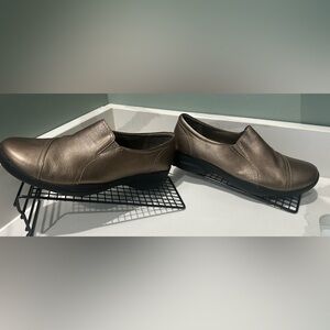 Clarks In-Motion Women 10M Bronze leather upper loafer Soft Inside Soles